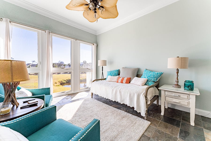 Sunroom with a single bed