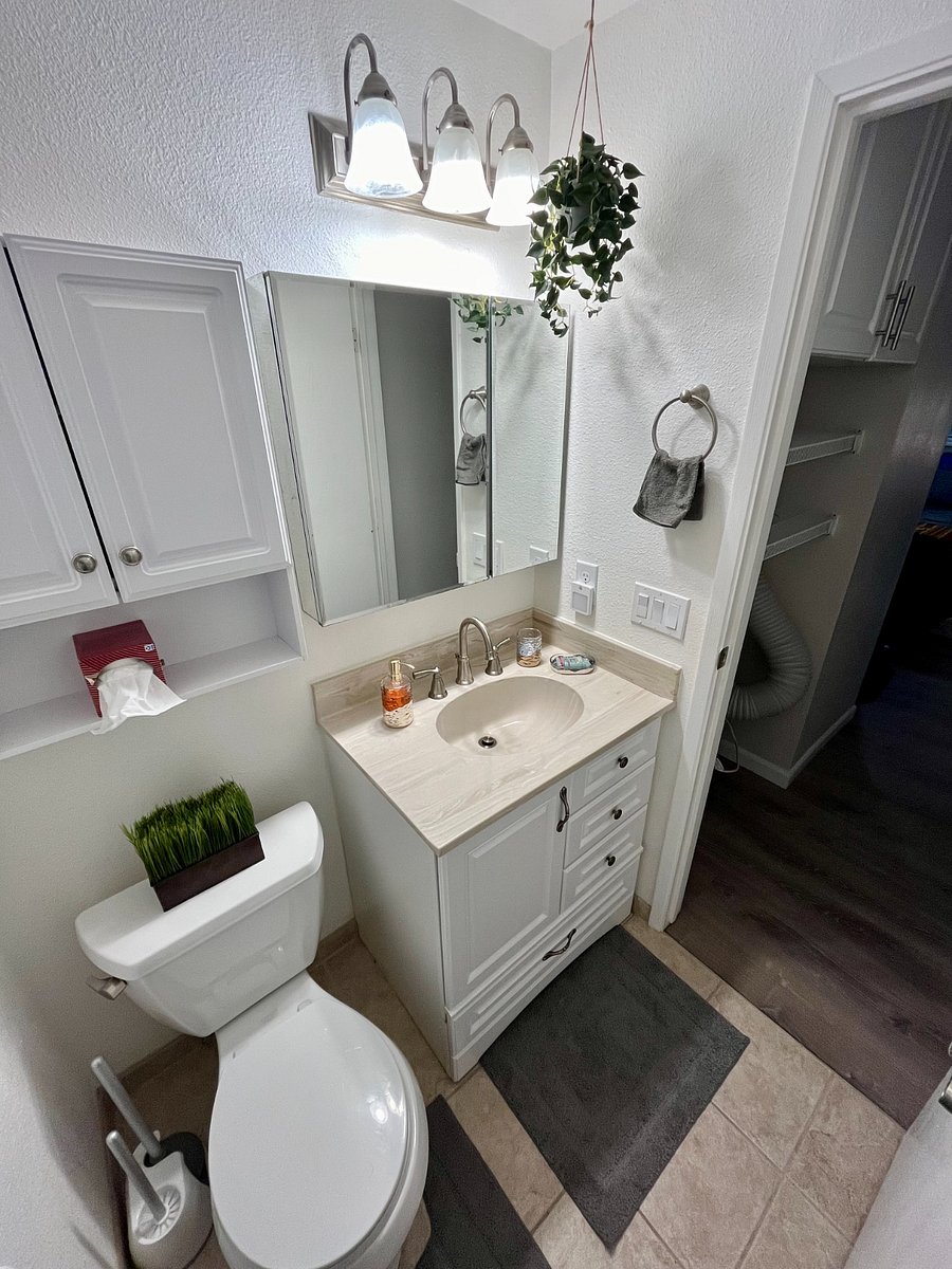 Master 1/2 bathroom