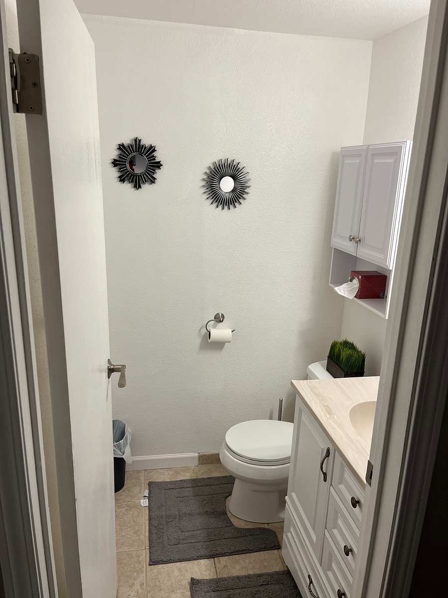 Master 1/2 bathroom