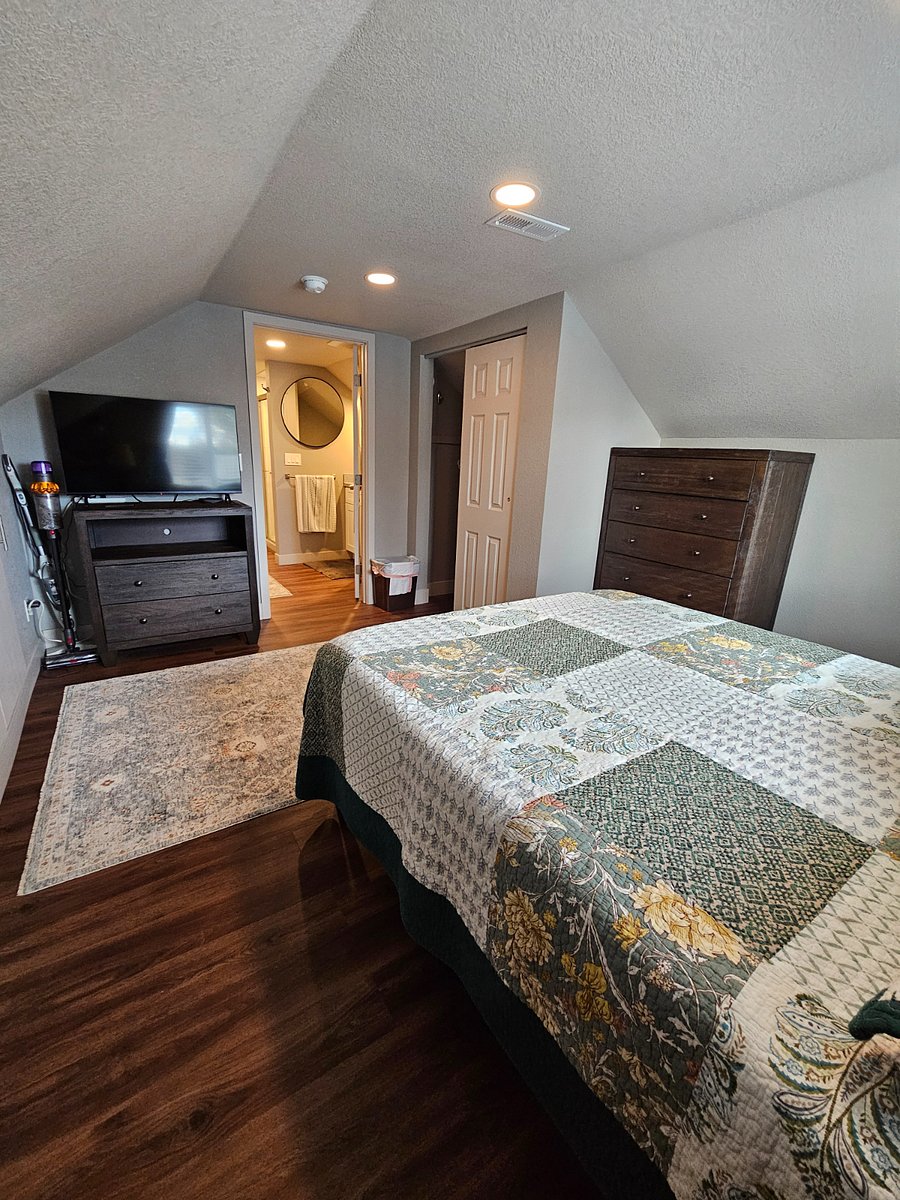 Queen sized bed, 45" Smart TV with 125+ channel cable service