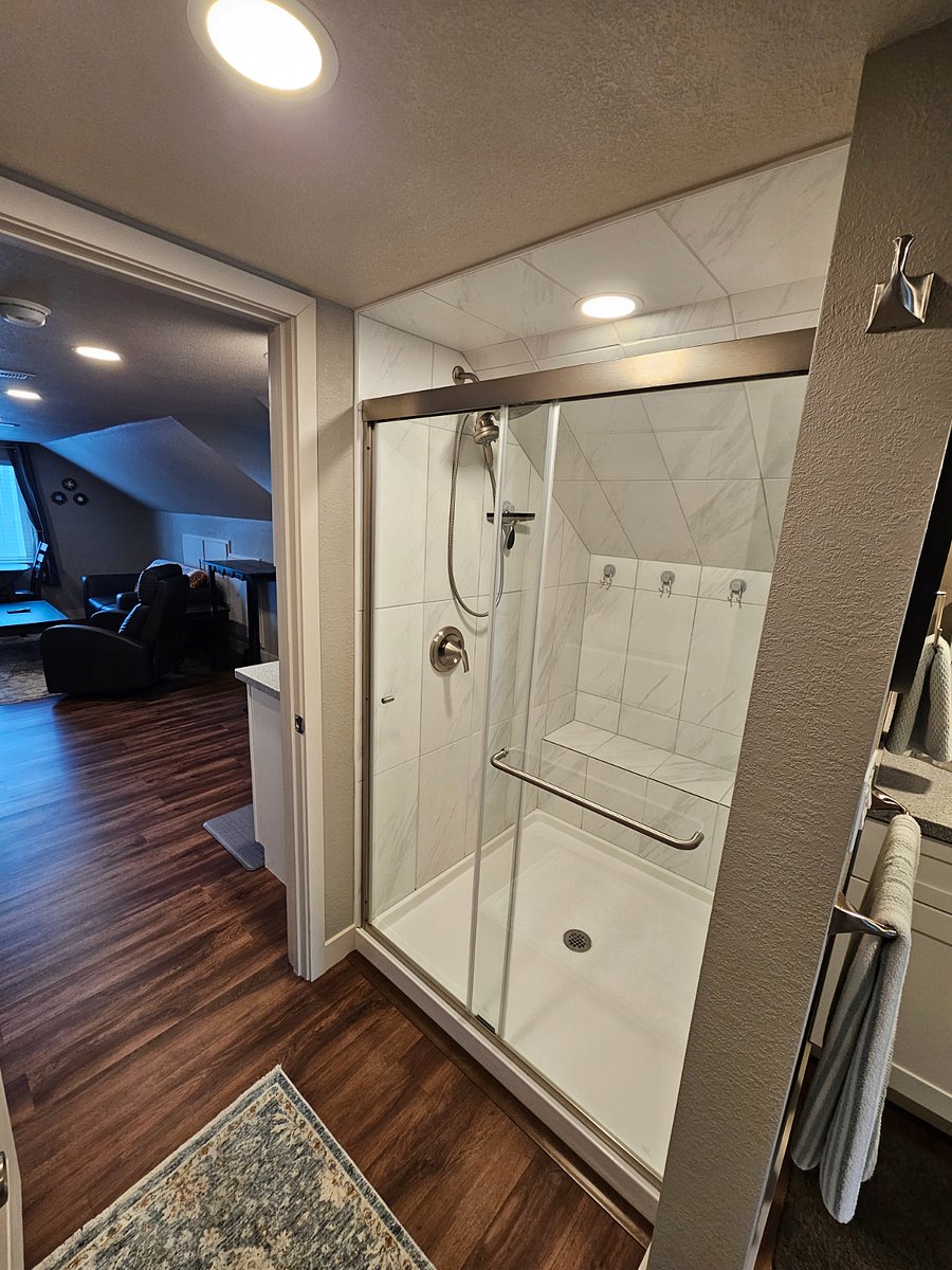 huge shower (4 ft x 4 ft)