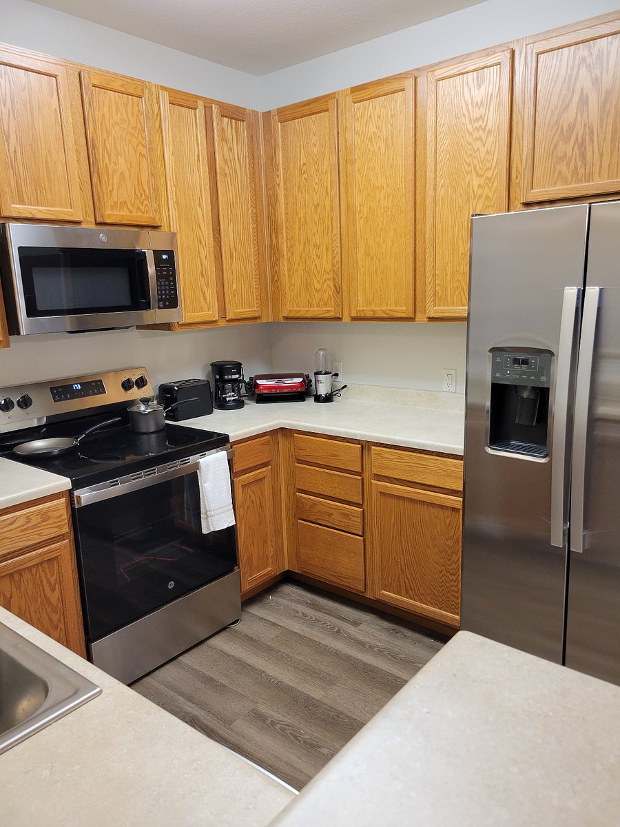 Kitchen including George Foreman grill and Bullet mixer