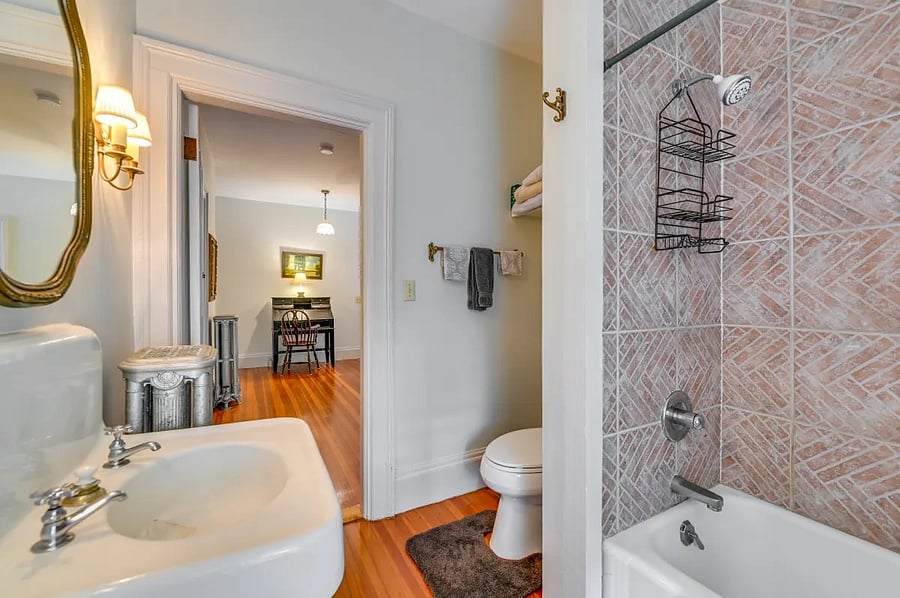 Full Bath w/Shower and Tub
