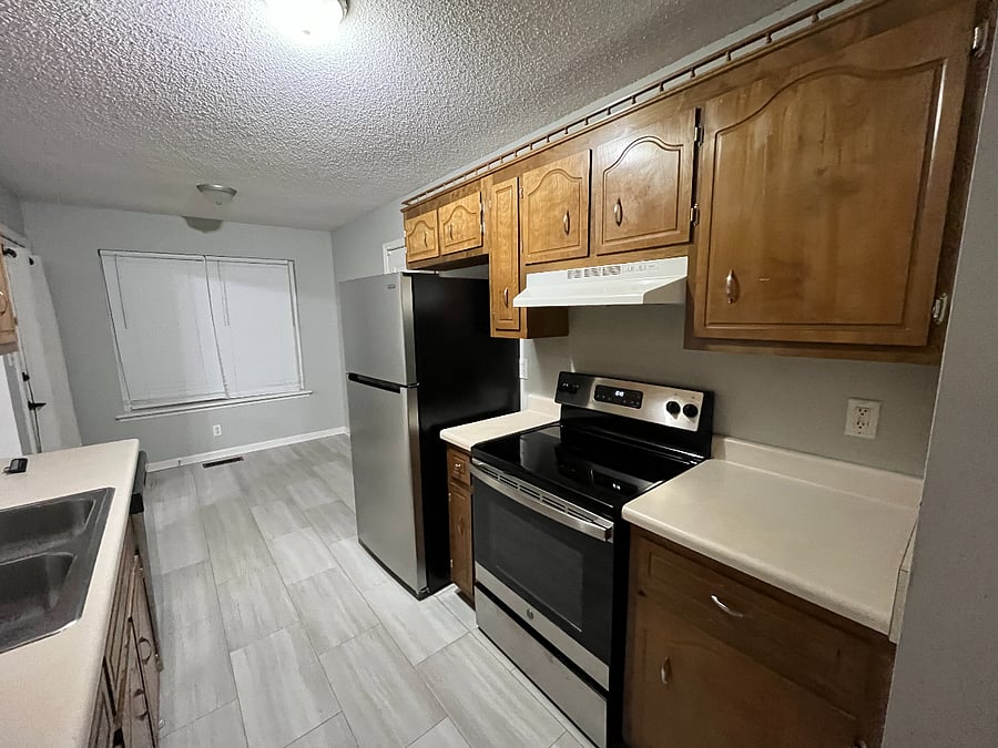 Kitchen with full size refrigertaor/freezer and oven