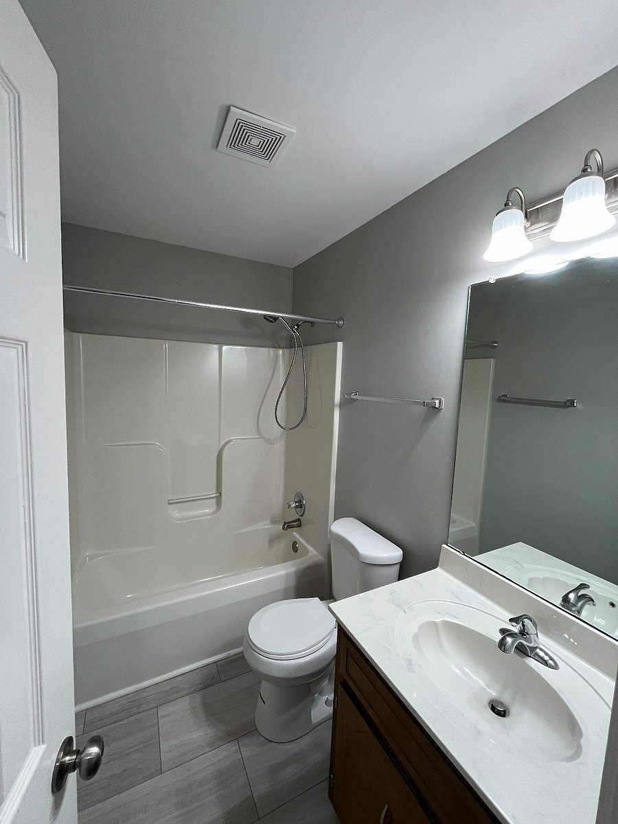 Guest bathroom with tub/shower