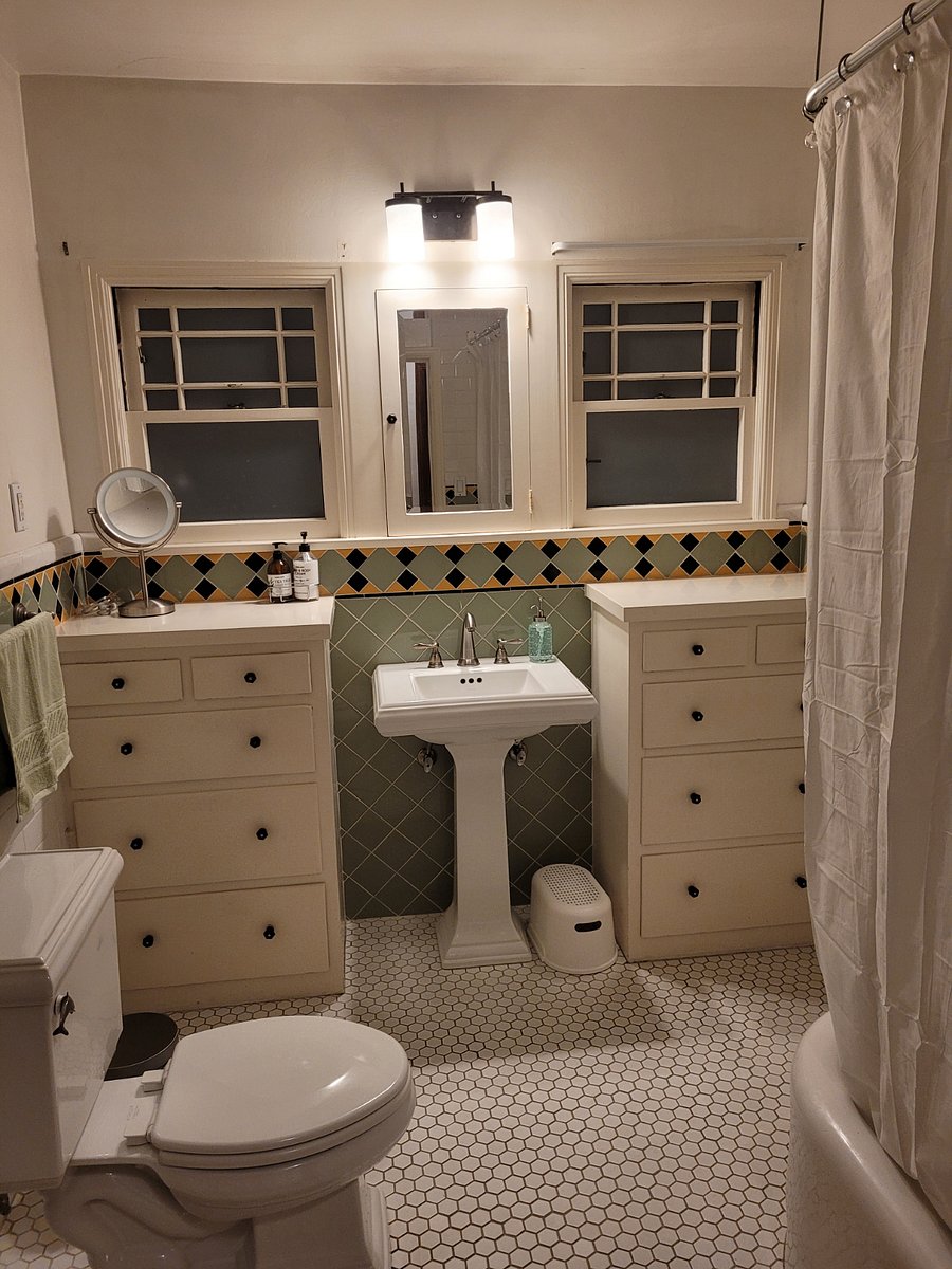 Bath 1 - Tub/shower and pedestal sink, lots of storage