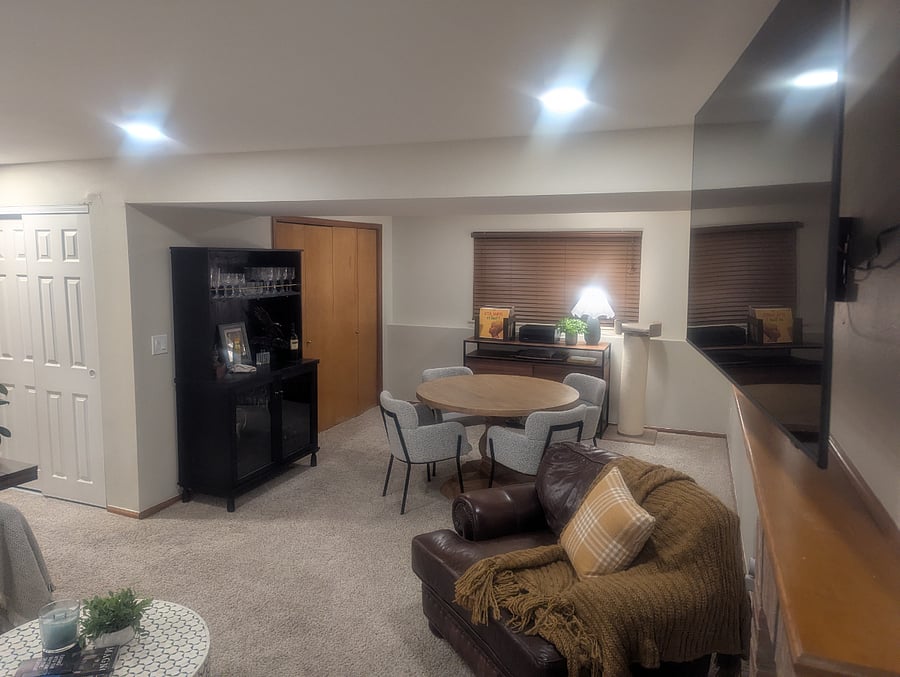 Dining/laundry
