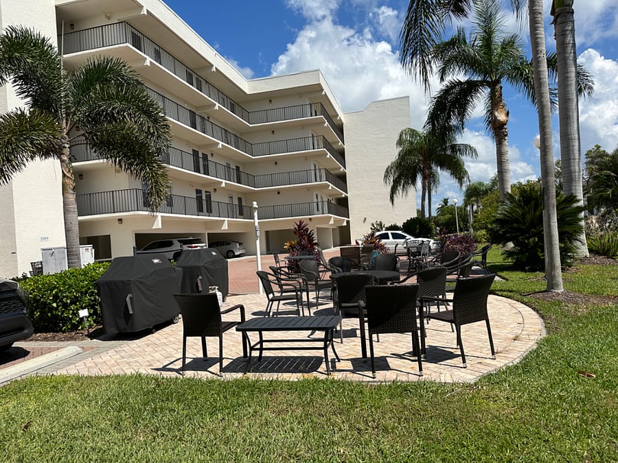 Outdoor Grilling / Dinning Area