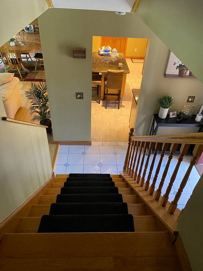 staircase from bedrooms upstairs down to main floor (kitchen, dining room, etc)