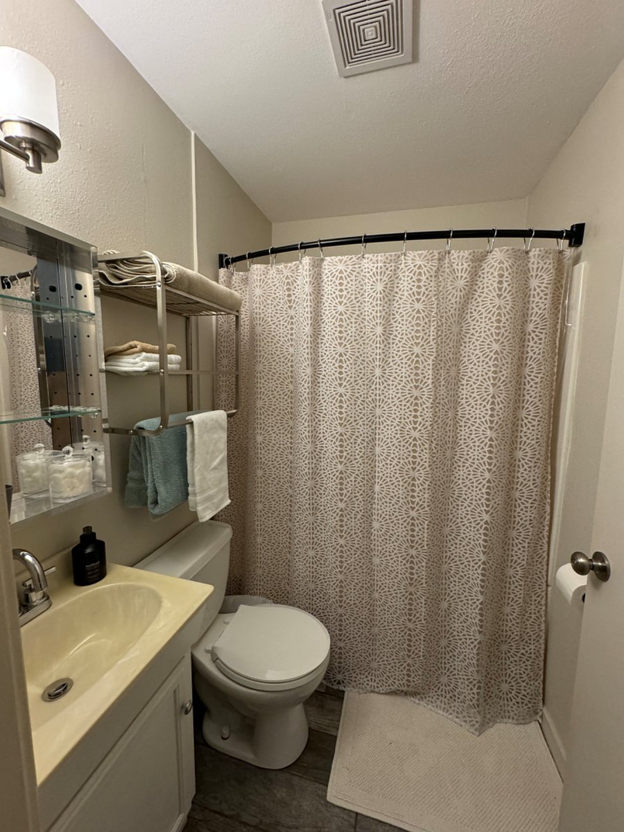 Full Bathroom 2 - En Suite in Bedroom 1