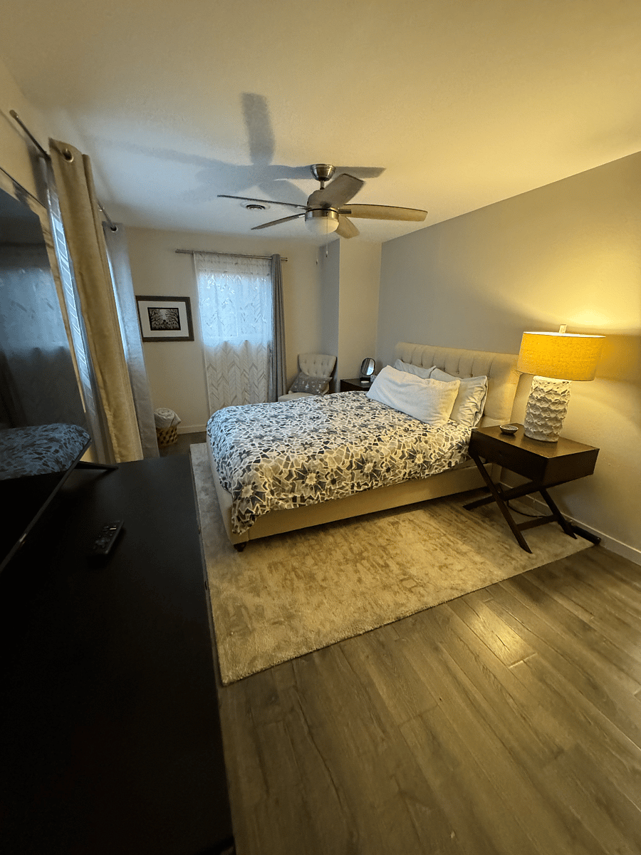 Bedroom 1 - Queen Bed