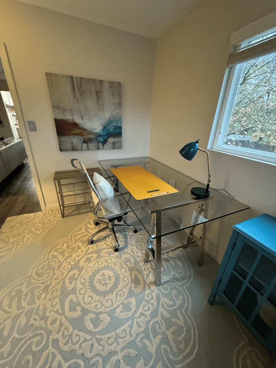 Bedroom 2 - Large desk