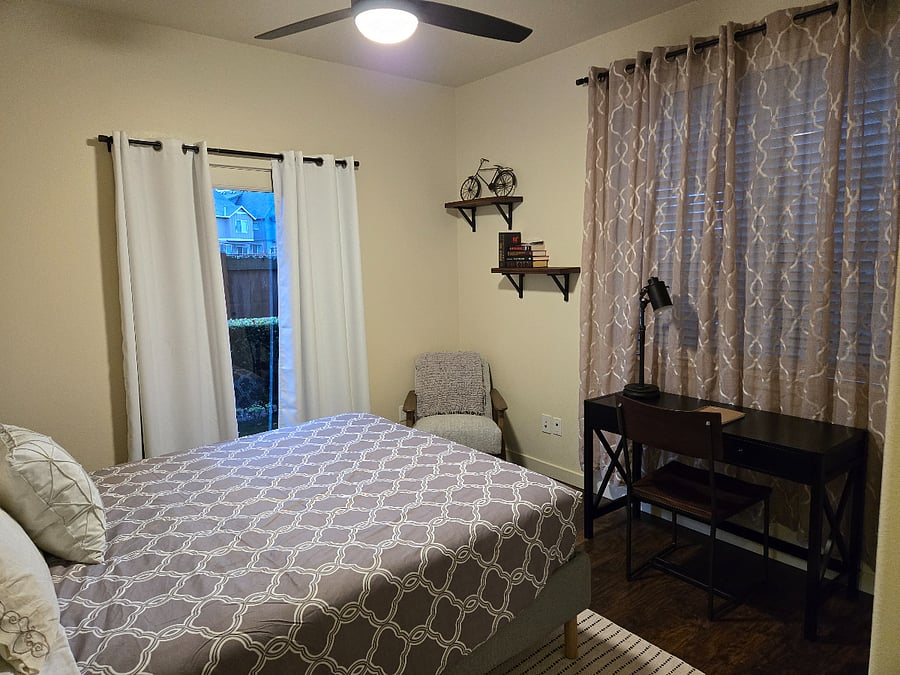 Second Bedroom w/ Queen Bed & Desk