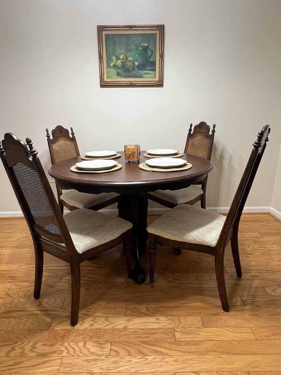 Dining room area sits 4 people! 