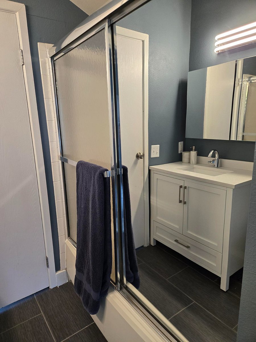 Jack and Jill Bathroom between office and Upstairs Master Bedroom