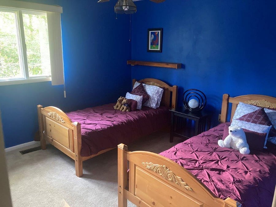 Second upstairs bedroom with two twin beds
