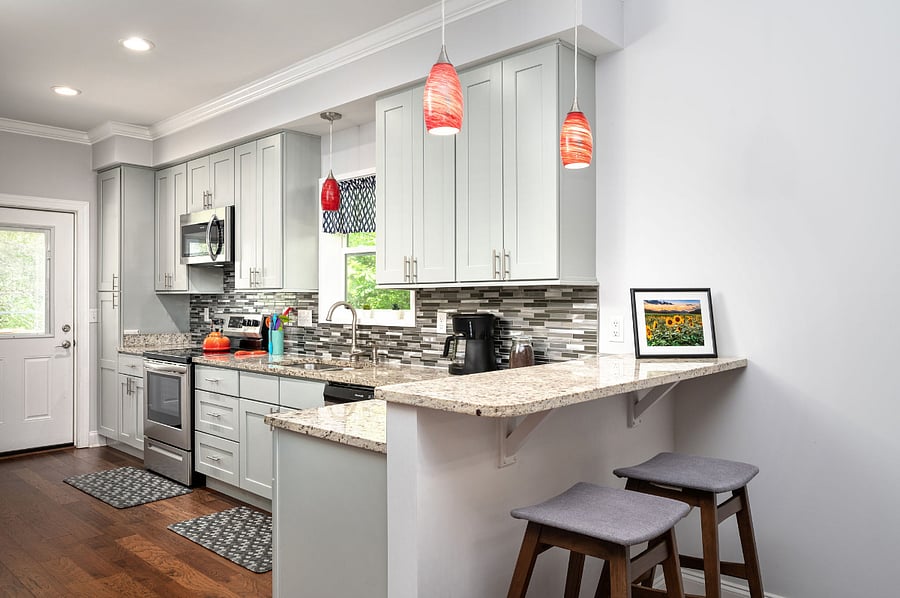 Full Kitchen with breakfast bar 