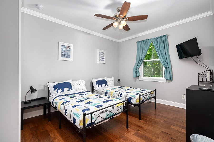 Second guestroom with 2 twin sized beds. Also could be made into an office. 
