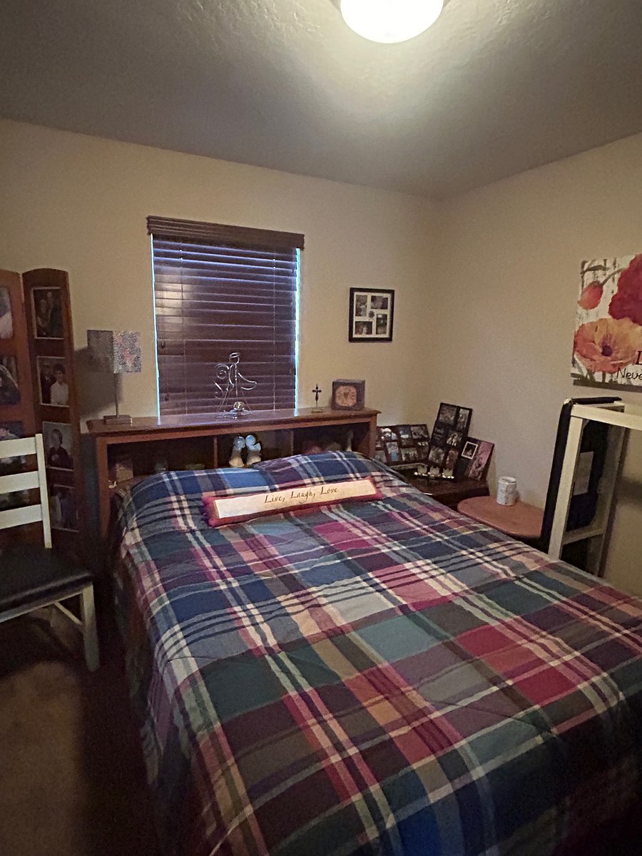 Guest Bedroom with queen Bed.