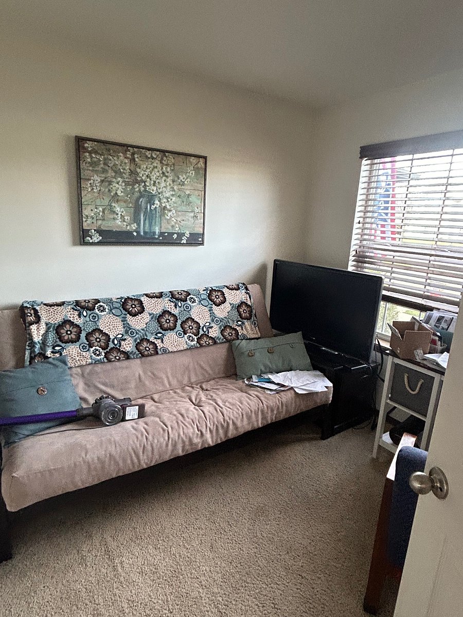 Spare bedroom/ office with Futon.