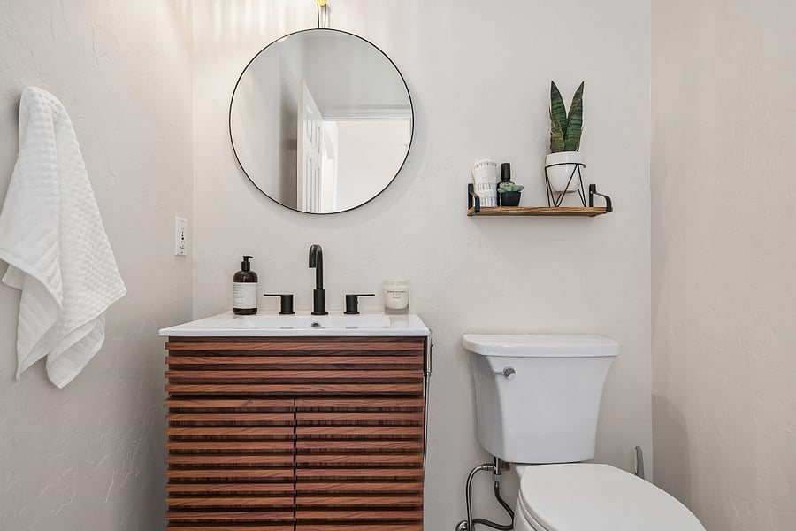 Guest Bath off Hall