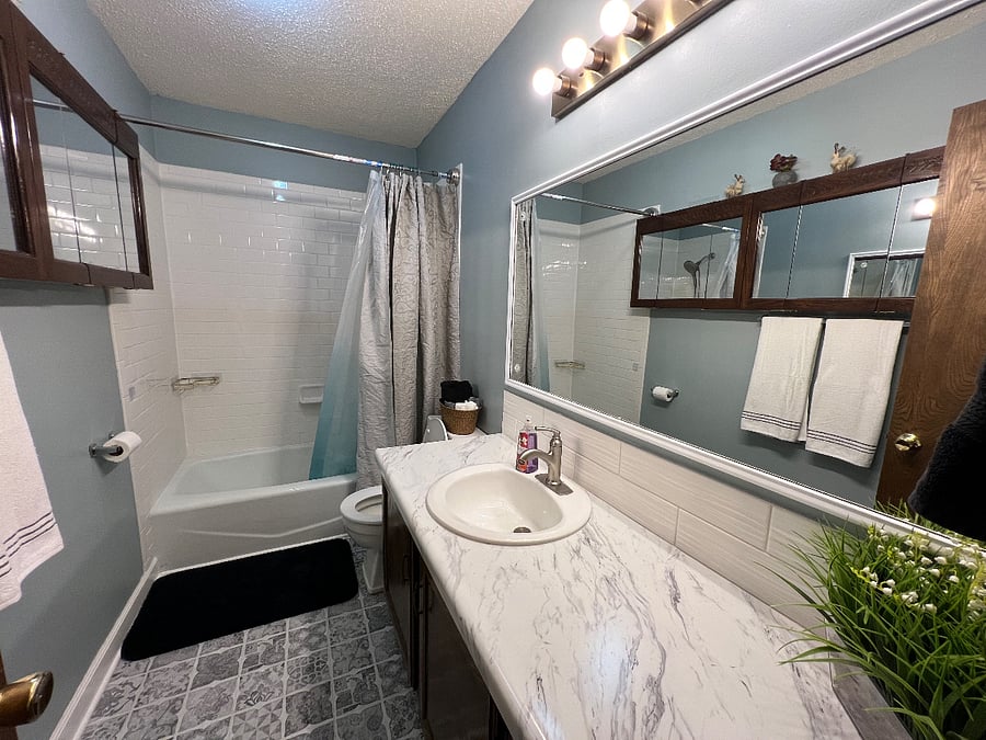 Bathroom with Tub/Shower and plenty of storage space