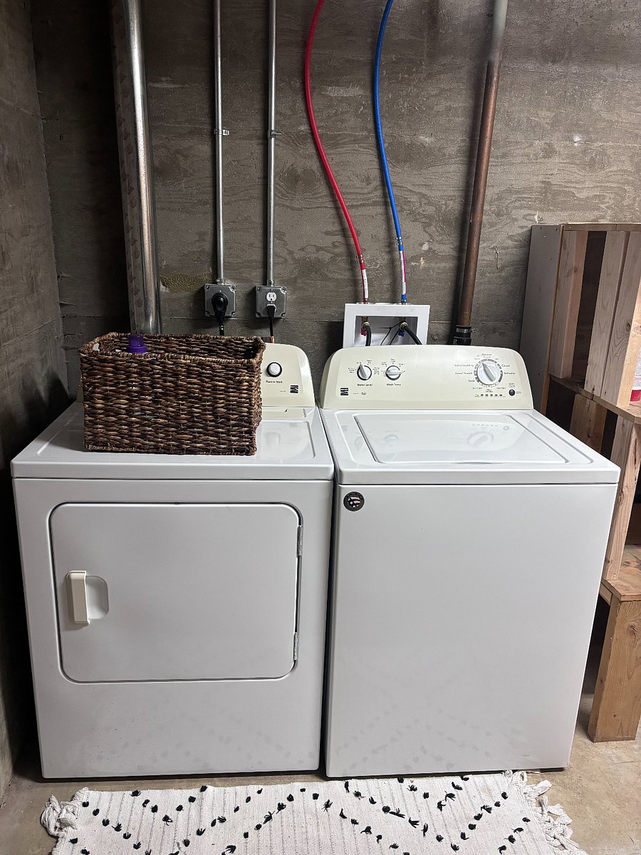 In-unit private washer/dryer. Li