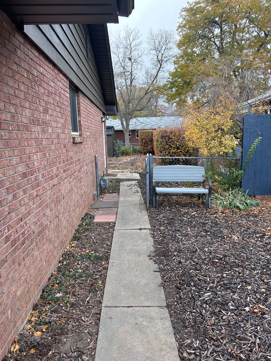 Side of house, walkway to private entrance.