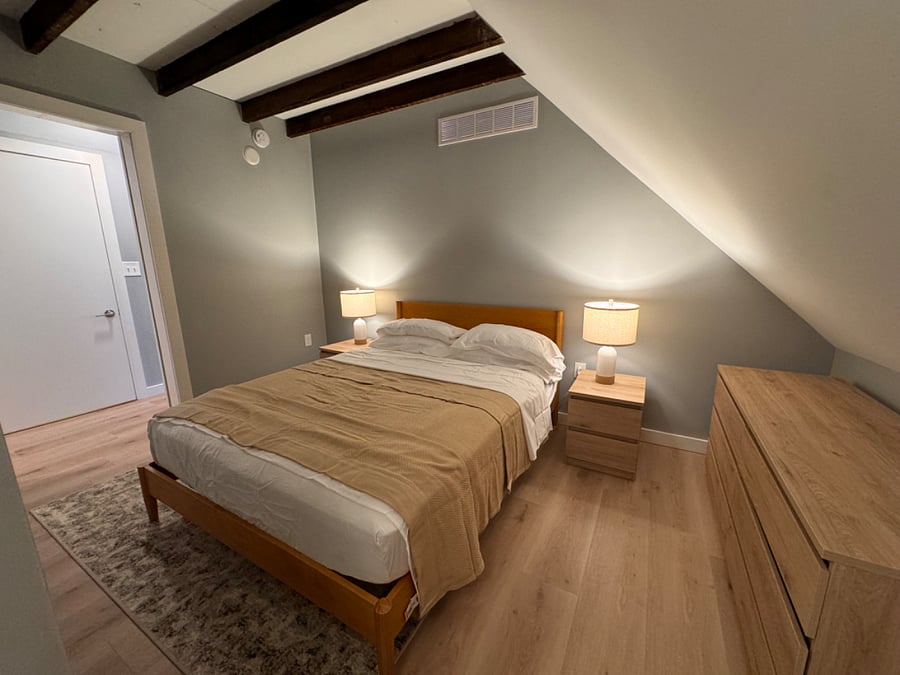 Queen sized bed with dresser and 2 nightstands.