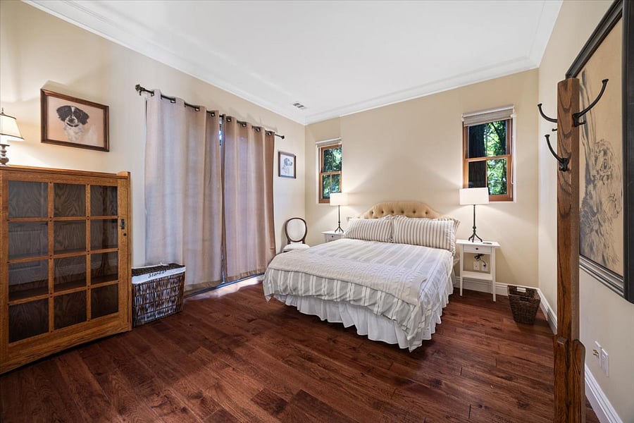 bedroom with queen bed