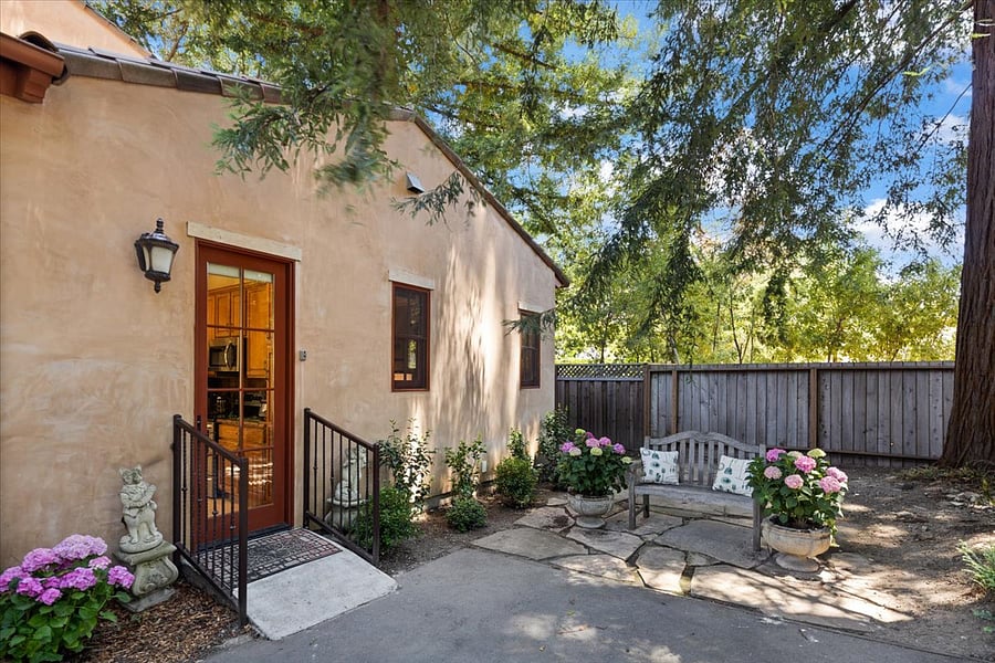 Entrance to cottage from parking area