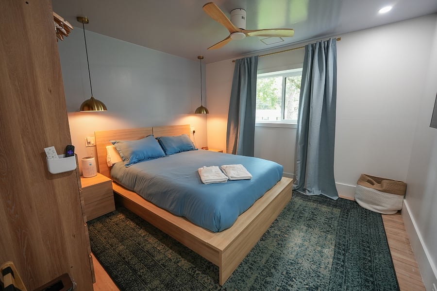 Blue Room/ Queen Bed