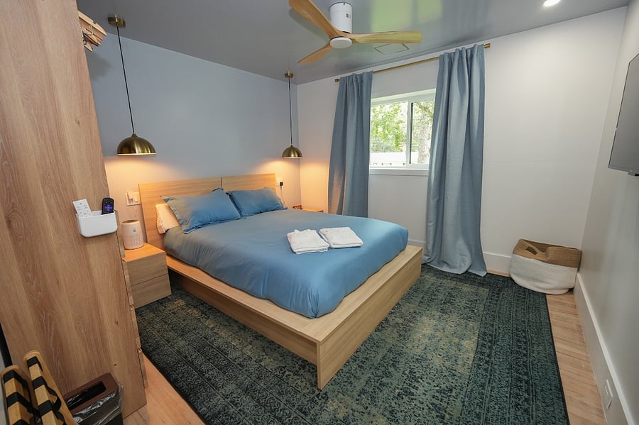 Blue Room/ Queen Bed