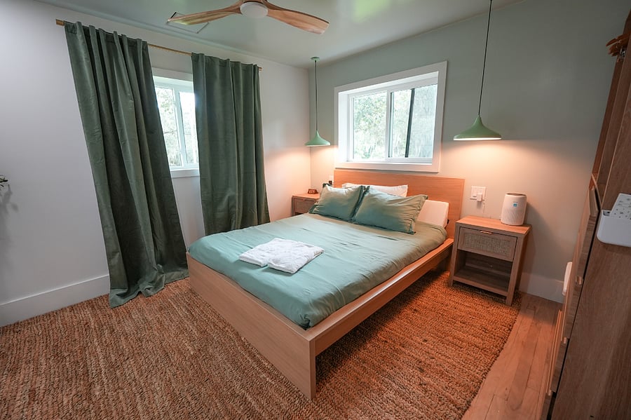 Green Room/ Queen Bed