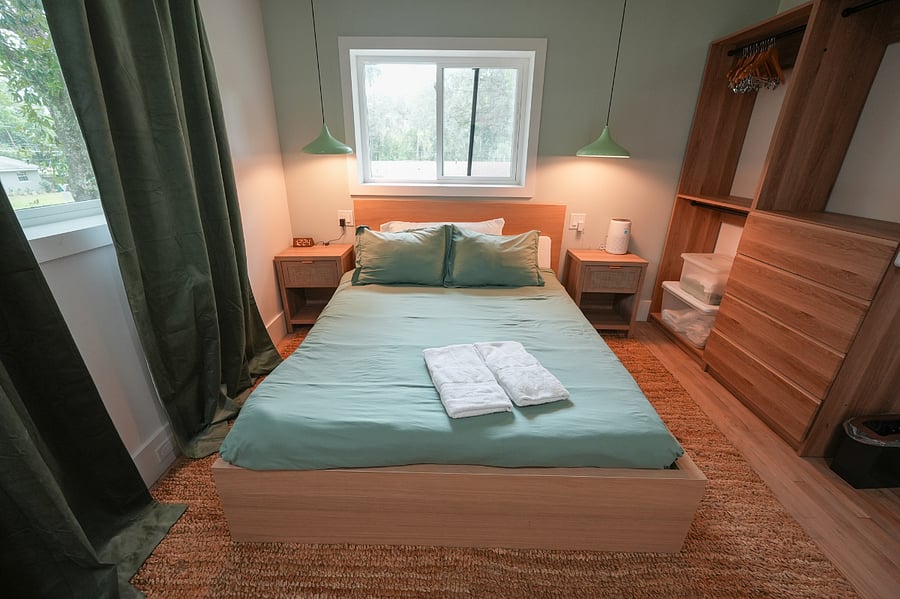 Green Room/ Queen Bed
