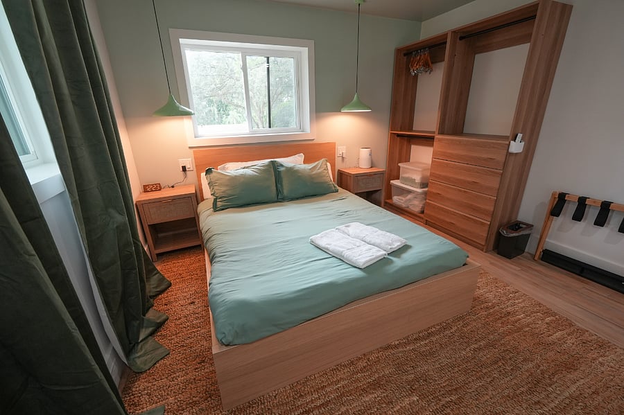 Green Room/ Queen Bed