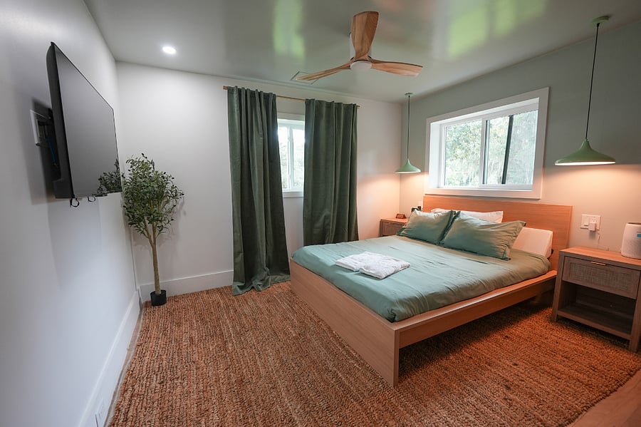 Green Room/ Queen Bed
