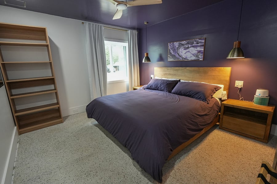 Purple Room/ King Bed