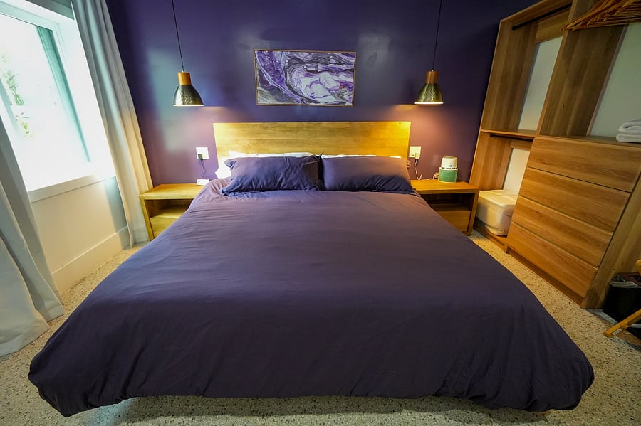 Purple Room/ King Bed