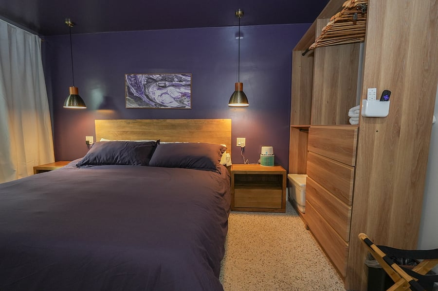 Purple Room/ King Bed