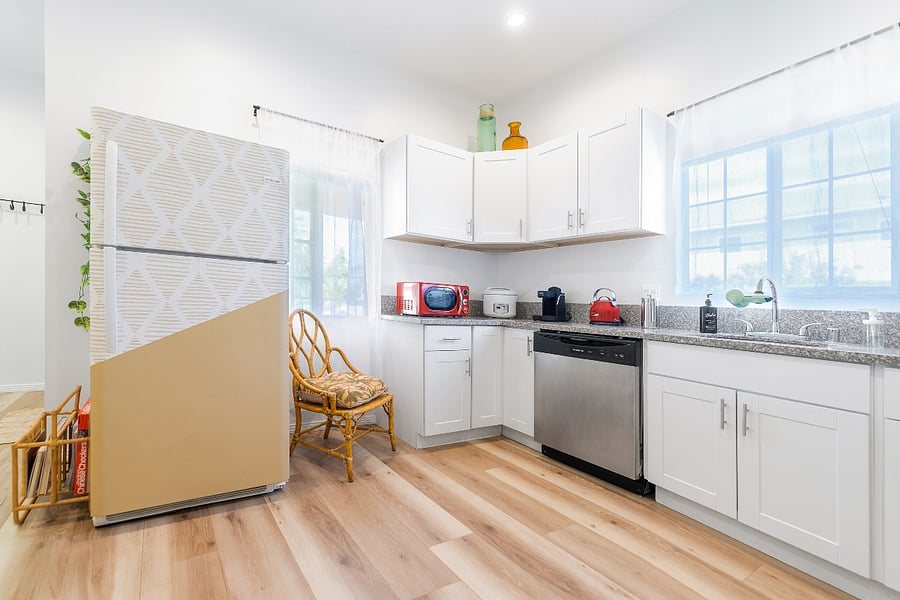 * Fully equipped kitchen