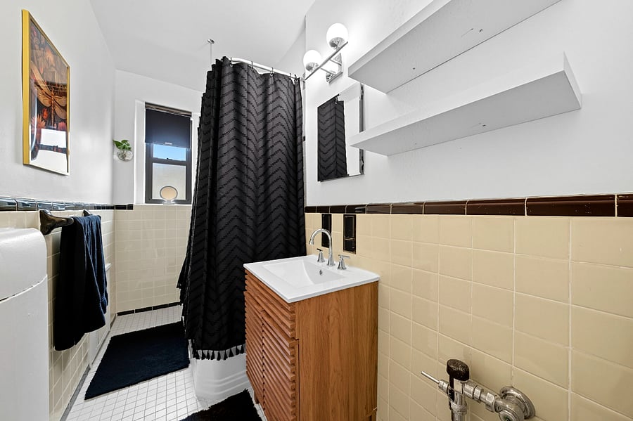 Full Bathroom with Tub