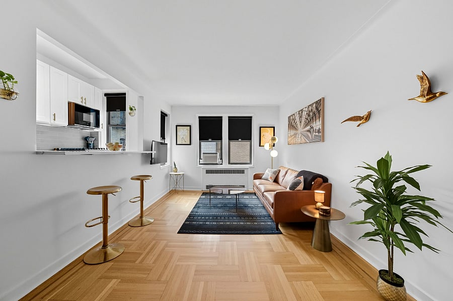 Living Room / Bar