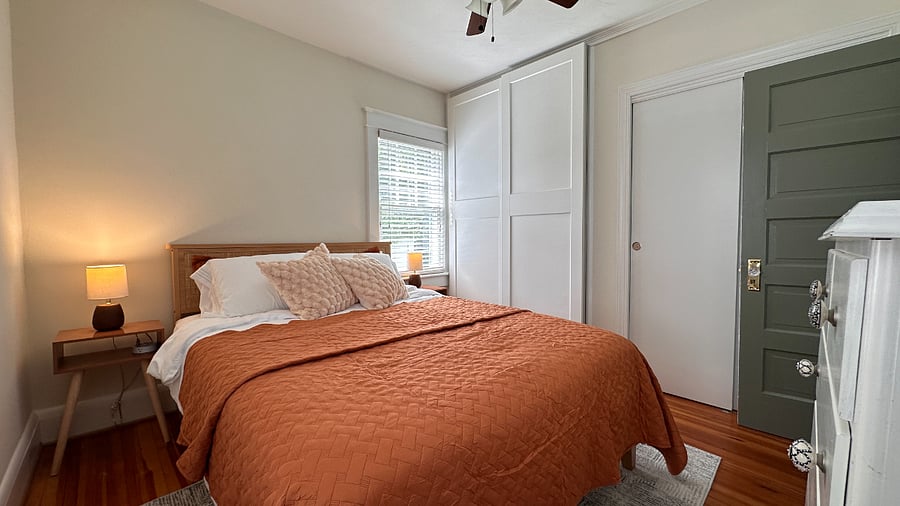 Bedroom with queen sized bed