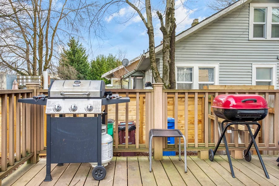 2 BBQ's - Propane & Charcoal