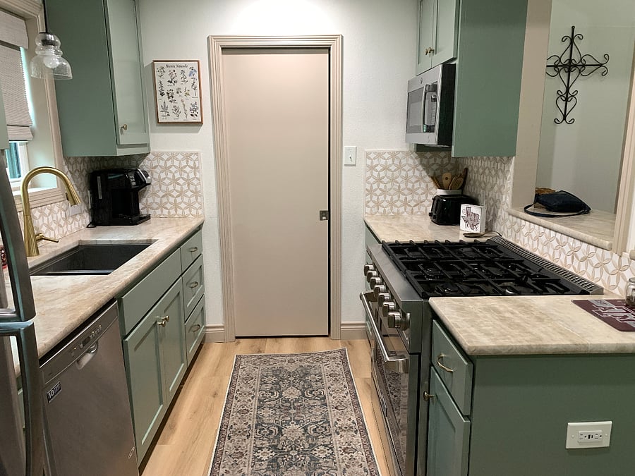 Complete Kitchen with Pantry 