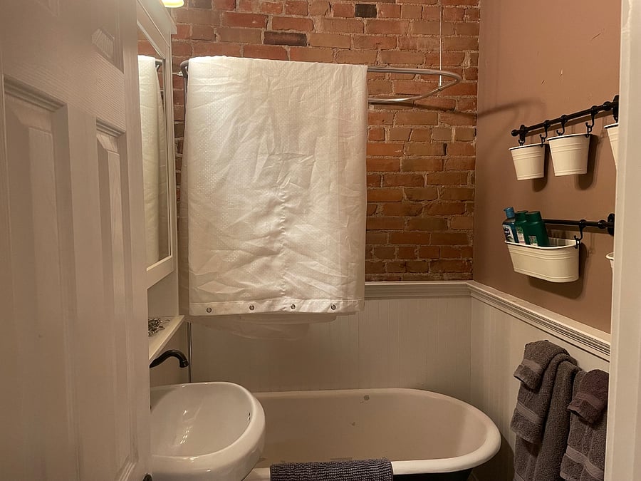 Bathroom with Clawfoot tub