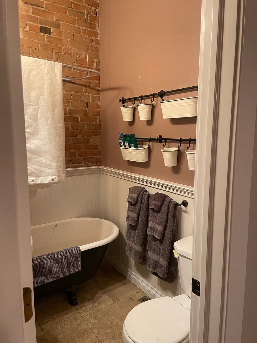 Bathroom with Clawfoot tub