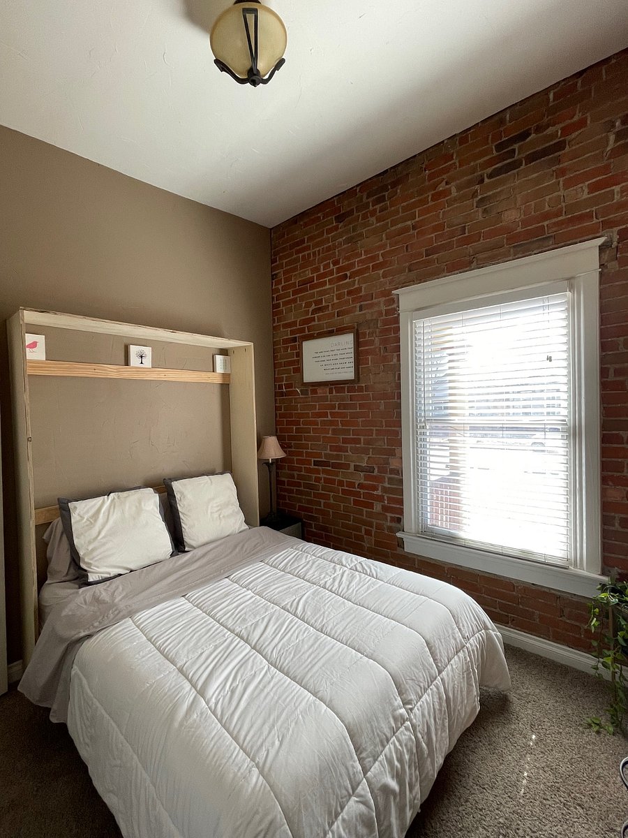 Second bedroom with Murphy bed.