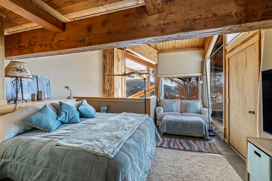 Master bedroom (open loft)